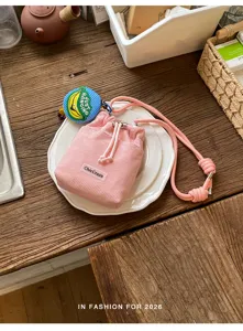 Roze mesh trekkoord schoudertas met leuke bananenhanger, ideaal voor dagelijks gebruik.
