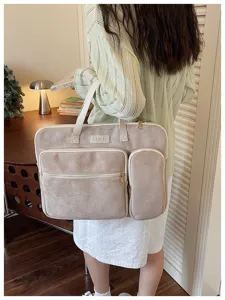 Vista dettagliata della borsa per laptop beige, valigetta da lavoro multi-scomparto.