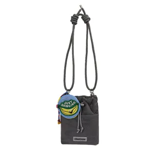 Modieuze mesh crossbody tas voor dames en heren, casual mini telefoontas en draagbare fleshouder.