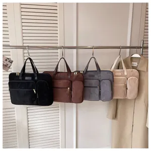 Grande borsa per laptop da lavoro in pelle scamosciata con scomparti multipli e tasche utili.