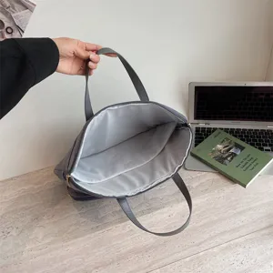 Elegante borsa grigia per laptop con scomparti multipli per lavoro ufficio e viaggi quotidiani.