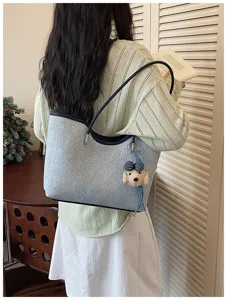Große Canvas Shopper Tasche mit großem Fassungsvermögen für Pendeln und Studenten mit Anhänger.