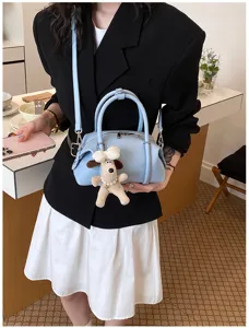 Bolso de hombro de cuero casual de estilo coreano para mujer con lindo colgante
