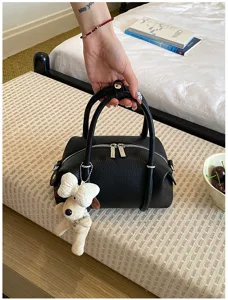 Elegante bolso de mano tipo almohada de cuero PU negro para mujer, bolso casual con colgante de perro.