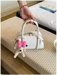 Bolso de mano de cuero blanco con llavero de perro lindo, bolso casual de mujer con asa superior.