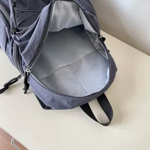 Rucksack Innendetail mit geräumigem Hauptfach und praktischen Innenfächern für den Alltag.
