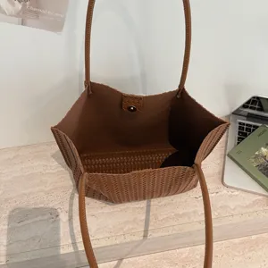 Détail du sac cabas en cuir tissé marron, grand sac porté épaule pour le travail quotidien.