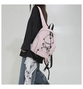 Nahaufnahme des hellrosa multifunktionalen Rucksacks mit verstellbaren Kordeln.