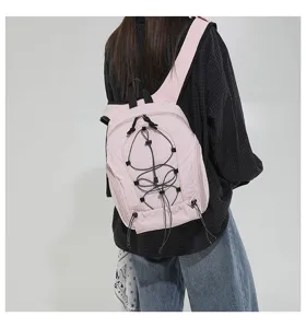 Rosa Rucksack Detailansicht mit Outdoor Gummikordel und leichtem Freizeitsign-Design.