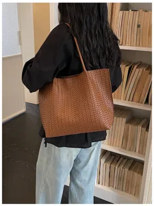 Sac cabas epaule en cuir tresse marron, grande capacite, sac de travail elegant.