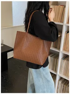 Sac cabas tressé en cuir pour femmes, grand sac porté épaule, élégant sac à main marron chic.