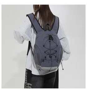 Lockerer Funktionsrucksack für Outdoor-Pendeln und Wandern, leichtes Design in einfarbigem Grau.