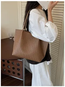 Sac cabas élégant en cuir tressé marron pour femmes, grand sac porté épaule travail bureau.