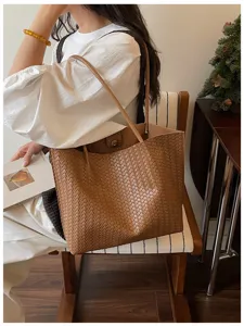 Elégant sac cabas en cuir tissé marron pour femmes, grand sac à épaule pour le quotidien.