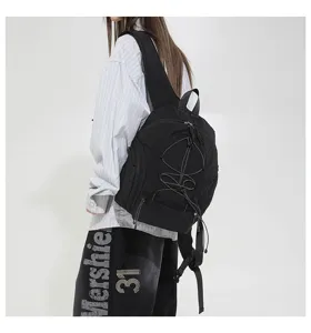 Detailansicht des schwarzen Funktionsrucksacks mit Außengummis für Outdoor und Pendeln.