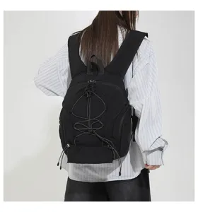 Schlichter schwarzer taktischer Tagesrucksack Detail, urbaner Outdoor Pendler Rucksack.