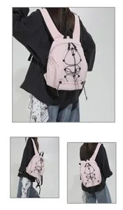 Detailaufnahme des rosa leichten Techwear-Rucksacks mit Ansicht von hinten und Seite.