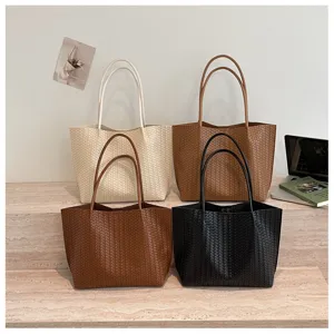 Vue détaillée de sacs cabas tissés élégants en quatre coloris, parfaits pour le bureau.