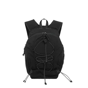 Schwarzer Techwear Rucksack, leichter Outdoor-Wander-Tagesrucksack mit Bungee-Kordeln pendeln.