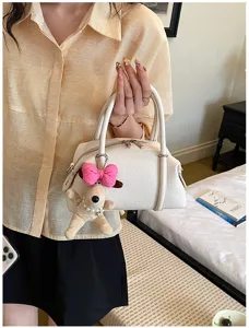 Bolso de mano tipo almohada blanco casual estilo coreano para mujer con peluche de perro.