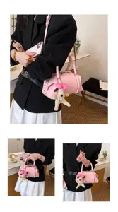 Bolso de mano estilo coreano de cuero rosa con bonito colgante de perrito, bandolera chic.