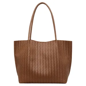 Sac cabas classique en cuir tressé marron pour femme, grand sac bandoulière élégant chic.