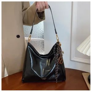 Elegant black glossy hobo shoulder bag for women, versatile retro daily commuter handbag with stylish charm.