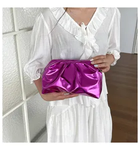 Superbe pochette plissée violette métallique, sac à main nuage brillant pour soirée mode femmes.