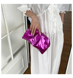 Sac pochette metallique violet plisse, elegant sac a main femme pour soiree et quotidien.