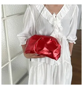 Sac pochette nuage fronce metallique rouge vif, elegante sacoche de soiree en faux cuir.
