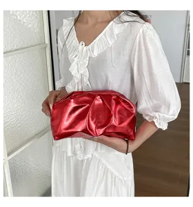 Sac pochette cloud plissé métallique rouge sac de soirée en cuir PU souple pour femmes.