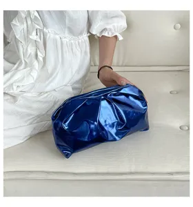 Détail de pochette froncée bleu métallisé, sac à main nuage élégant et tendance pour femme.