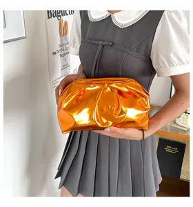 Pochette clutch orange métallique brillante pour femmes, sac nuage plissé tendance.