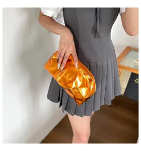 Sac pochette nuage plissé orange métallique élégant en cuir souple PU pour femmes chic.