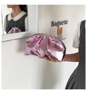 Sac pochette cloud plissé rose métallique, superbe détail de design minimaliste.