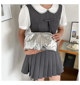 Sac pochette nuage plissé métallisé argenté tendance, vue de détail élégante.