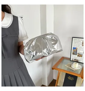 Sac pochette nuage froncé métallique argenté, sac de soirée souple en cuir PU pour femmes.