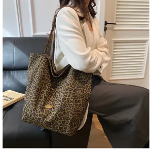 Leopard print canvas tote bag detail view, casual large capacity shoulder bag daily use.
