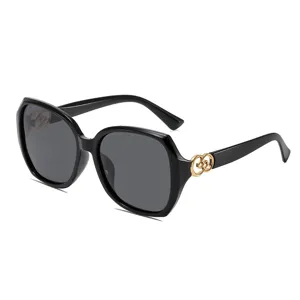 Donna retro occhiali da sole neri aste anello oro moda esterno guida sole
