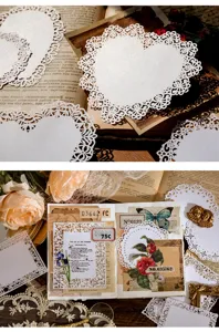 Primer plano de tarjetas de collage de papel perlado con encaje calado en decorado vintage.