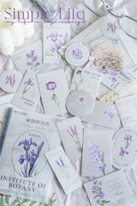 Detailansicht ästhetischer violetter botanischer Aufkleber und Blumenkarten für Tagebuch.