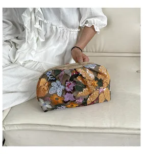 Gedetailleerd uitzicht van prachtige pailletten bloem geborduurde clutch tas, elegant.