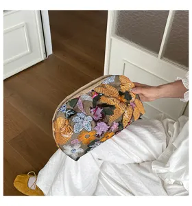 Prachtige clutch met pailletten borduurwerk, elegant bloemenpatroon dames handtas detail.