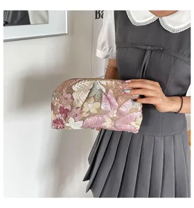 Elegante geborduurde pailletten clutch voor dames, chique handtas met prachtig bloemdesign.