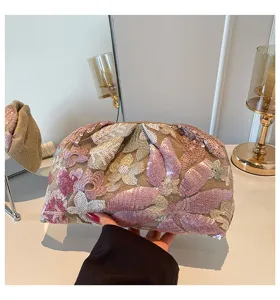 Prachtige met pailletten geborduurde bloemenclutch tas, elegant detailontwerp voor stijlen.