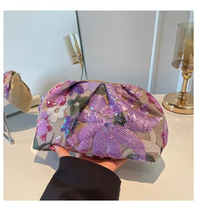 Prachtige geborduurde pailletten clutch tas voor vrouwen met prachtig bloemendesign.