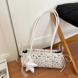 Vista dettagliata della borsa a spalla con stampa di stelle e ciondolo di peluche.