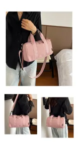 Compacte roze sporttas detail, waterbestendig materiaal voor fitness en korte reizen.