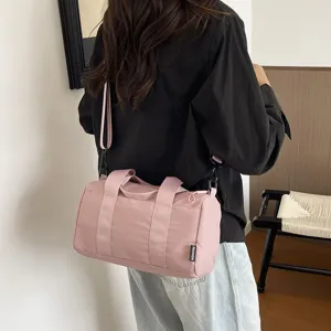 Roze cilindrische sport fitness tas, waterdicht vrijetijd minimalistisch reizen gym duffel.