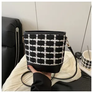 Μαύρη άσπρη τσάντα bucket tweed κομψή χιαστί τσάντα ώμου για γυναίκες μοντέρνος σχεδιασμός.